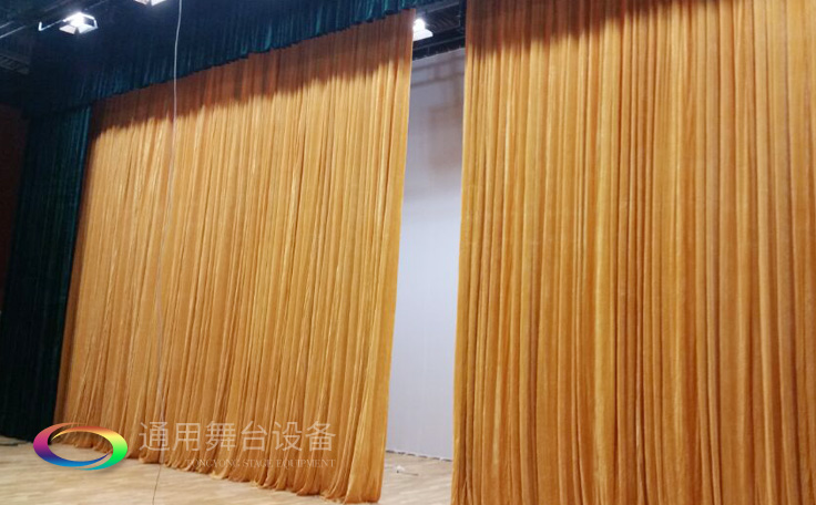 舞臺(tái)大幕舞臺(tái)阻燃幕布www.munich2028.com、二、三道幕等分割表演區(qū)域，移換場景不間斷
