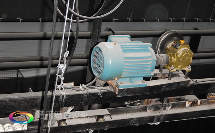 科學(xué)計(jì)劃工期、合理交叉施工，保質(zhì)保量順利完成工程的交付！通用舞臺阻燃幕布承接羊城廣州培英中學(xué)報(bào)告廳項(xiàng)目！