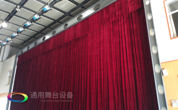 校園品質(zhì)提升工程！某工程學(xué)院舞臺(tái)對(duì)開(kāi)阻燃幕布項(xiàng)目完工