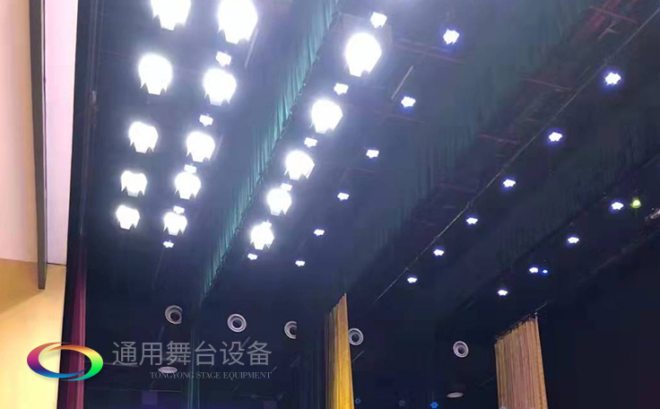 通用舞臺專業(yè)性、全方位優(yōu)勢！業(yè)務涉及舞臺機械、阻燃幕布、專業(yè)燈光系統(tǒng)、專業(yè)音響系統(tǒng)