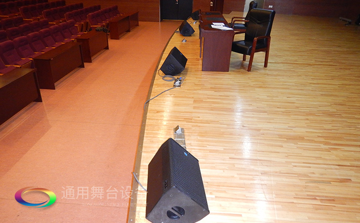 通用舞臺專業(yè)性、全方位優(yōu)勢！業(yè)務涉及舞臺機械、阻燃幕布、專業(yè)燈光系統(tǒng)、專業(yè)音響系統(tǒng)