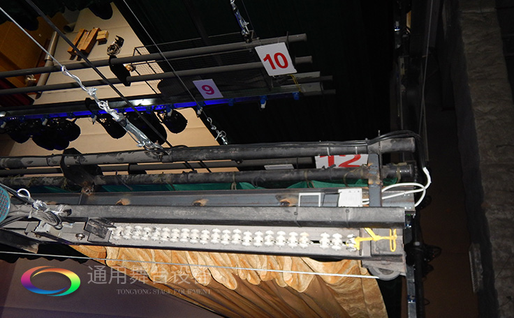 通用舞臺專業(yè)性、全方位優(yōu)勢！業(yè)務涉及舞臺機械、阻燃幕布、專業(yè)燈光系統(tǒng)、專業(yè)音響系統(tǒng)