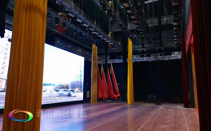 通用舞臺廣西桂醫(yī)報告廳阻燃幕布項目竣工并投入使用，為學(xué)校教學(xué)科研、人才培養(yǎng)提供更好的服務(wù)!