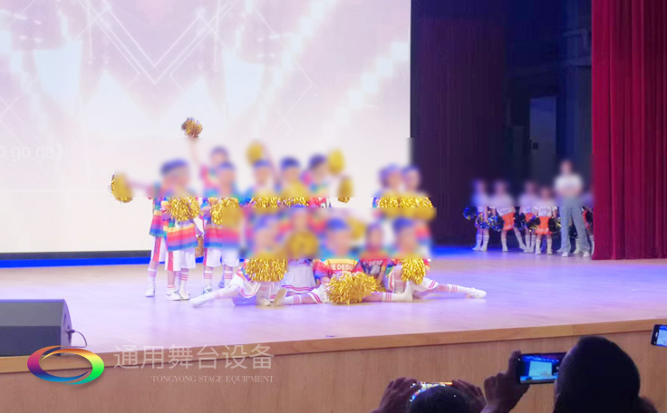 通用舞臺(tái)客戶案例展示——某劇場(chǎng)實(shí)景演出效果！項(xiàng)目包括舞臺(tái)燈光、舞臺(tái)吊桿、阻燃幕布、舞臺(tái)音響系統(tǒng)等等...