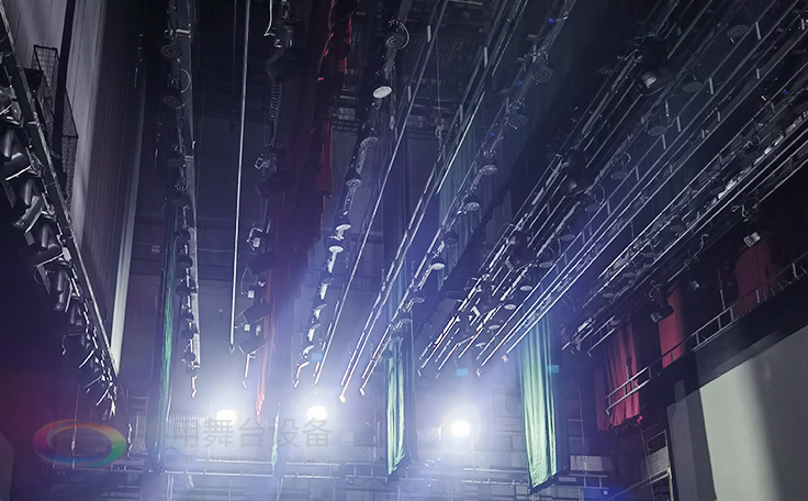 江蘇省南京曉莊學(xué)院報(bào)告廳項(xiàng)目順利通過竣工驗(yàn)收 項(xiàng)目包括：聲學(xué)、燈光、舞臺阻燃幕布等