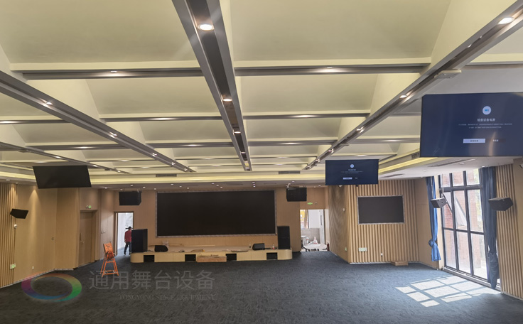 科技賦能，匠心筑造 通用舞臺(tái)承建南京某學(xué)院報(bào)告廳即將圓滿交付，打造現(xiàn)代化多功能學(xué)術(shù)殿堂